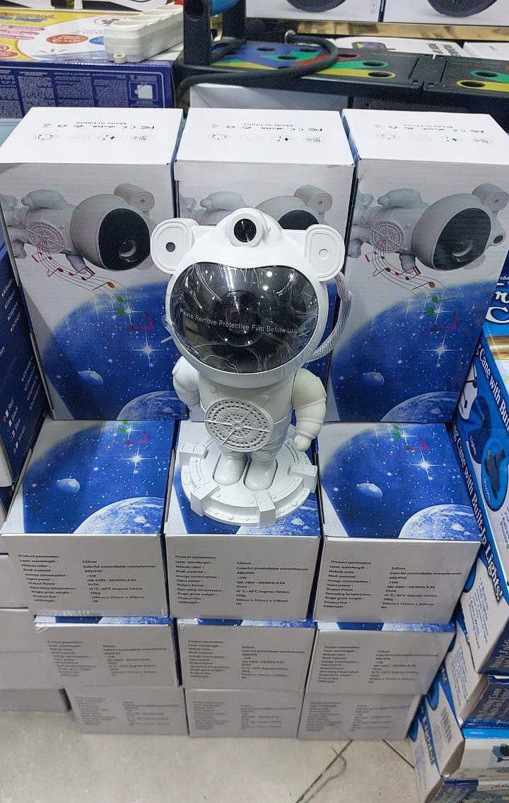 روبوت فضائي للديكور بإضاءة نجوم ملوّنة وصوت موسيقي