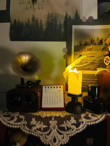 شموع مضيئة واقعية بتصميم ذهبي – مثالية للديكور والمناسبات