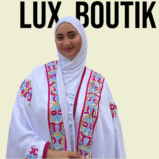 Kimono Blanc Brodé – Élégance Authentique et Charme Moderne