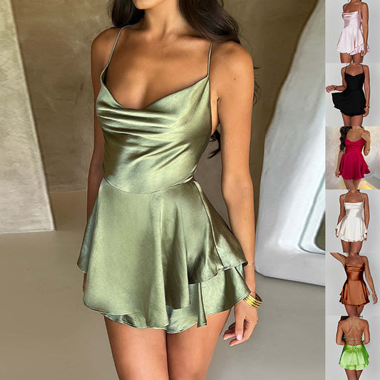 Robe courte satinée dos nu – Élégante et tendance pour soirées