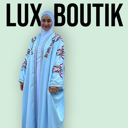 Kimono Bleu Ciel Brodé – Élégance Marocaine et Confort Luxueux
