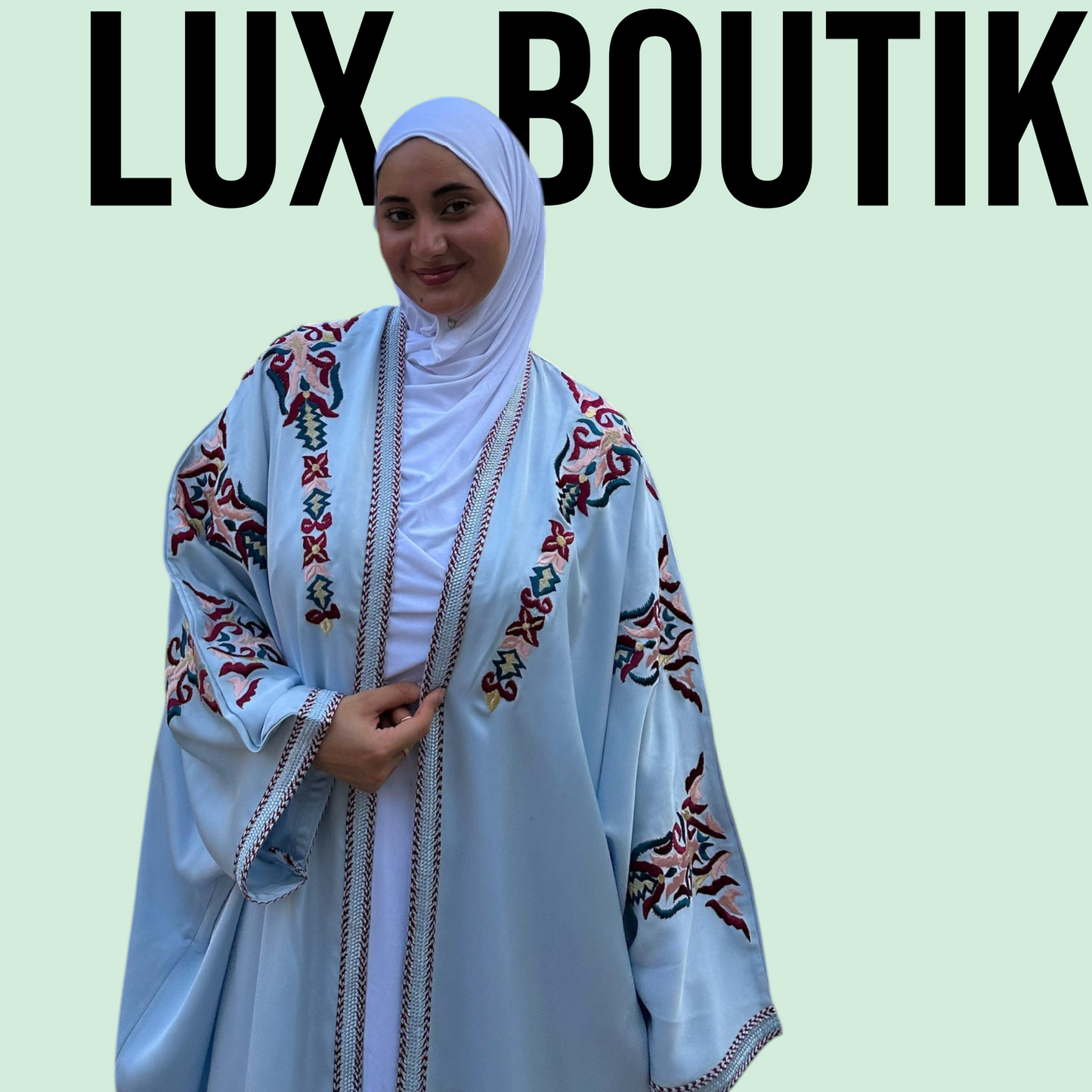 Kimono Bleu Ciel Brodé – Élégance Marocaine et Confort Luxueux