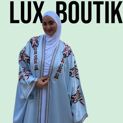 Kimono Bleu Ciel Brodé – Élégance Marocaine et Confort Luxueux