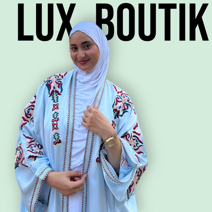 Kimono Bleu Ciel Brodé – Élégance Marocaine et Confort Luxueux