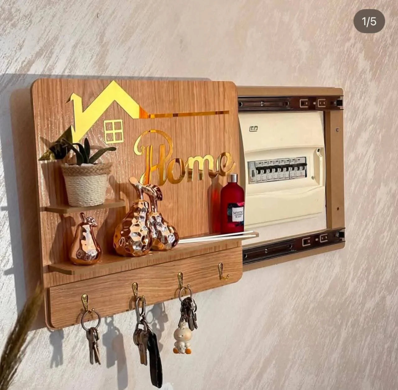 لوحة ديكور خشبية لتغطية عداد الكهرباء بتصميم أنيق