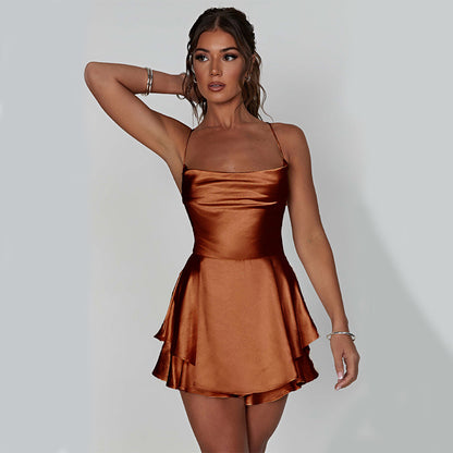 Robe courte satinée dos nu – Élégante et tendance pour soirées