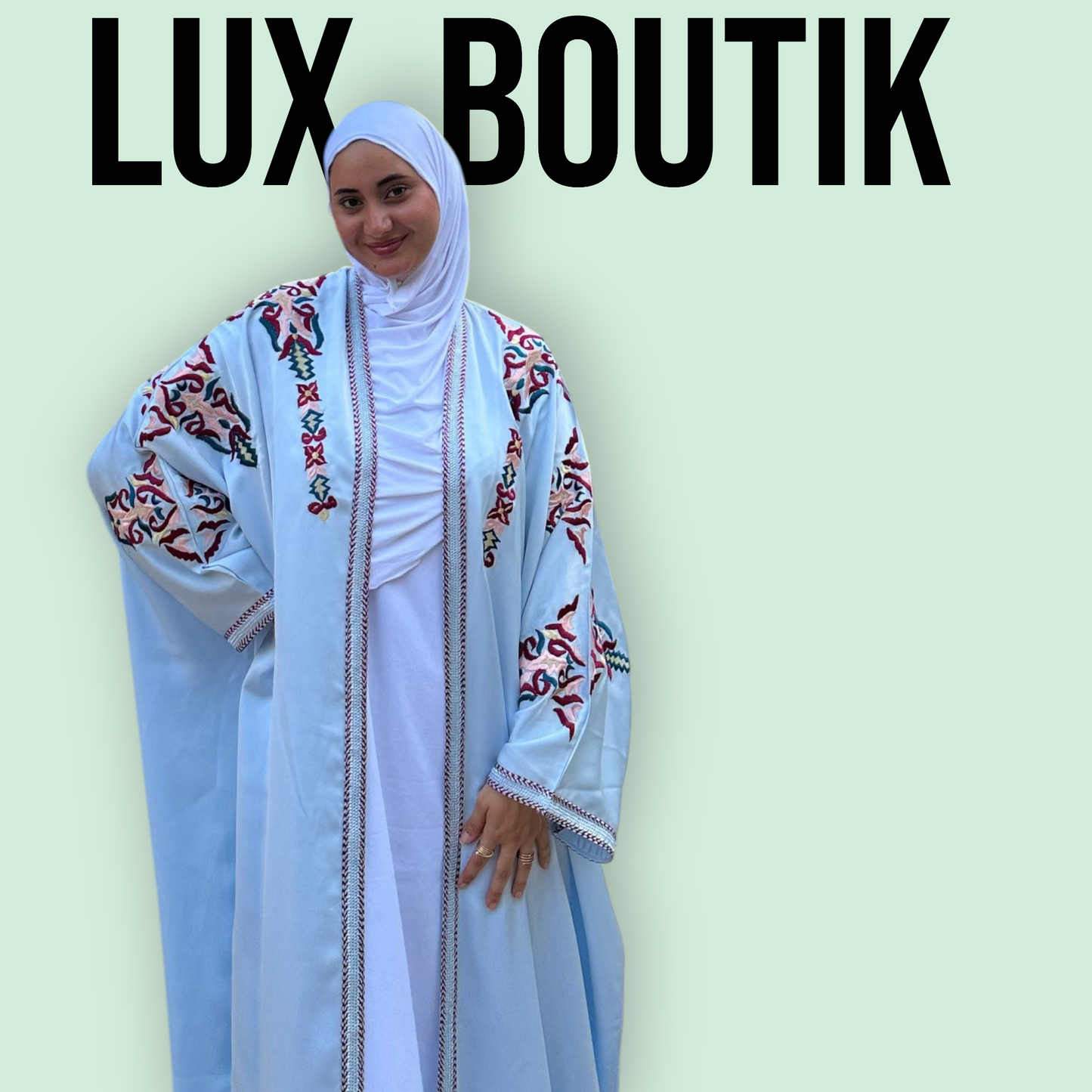 Kimono Bleu Ciel Brodé – Élégance Marocaine et Confort Luxueux