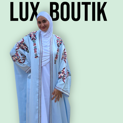 Kimono Bleu Ciel Brodé – Élégance Marocaine et Confort Luxueux