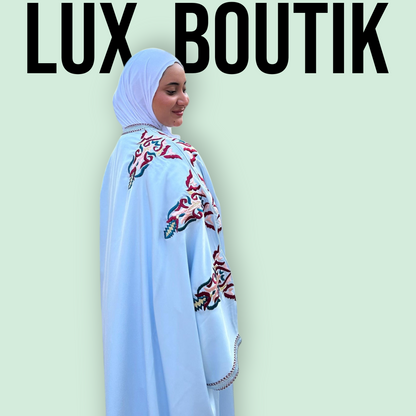 Kimono Bleu Ciel Brodé – Élégance Marocaine et Confort Luxueux