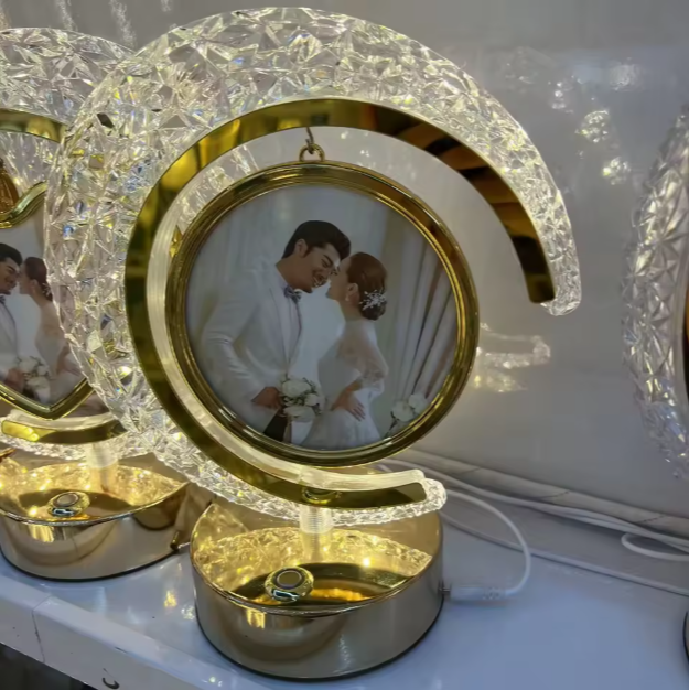 "مصباح كريستالي فاخر بصورتك الخاصة – هدية رومانسية مضيئة