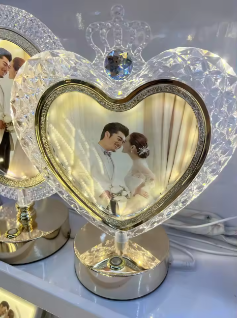 "مصباح كريستالي فاخر بصورتك الخاصة – هدية رومانسية مضيئة