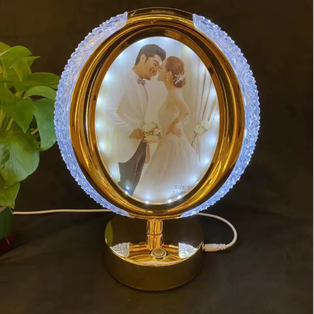 "مصباح كريستالي فاخر بصورتك الخاصة – هدية رومانسية مضيئة