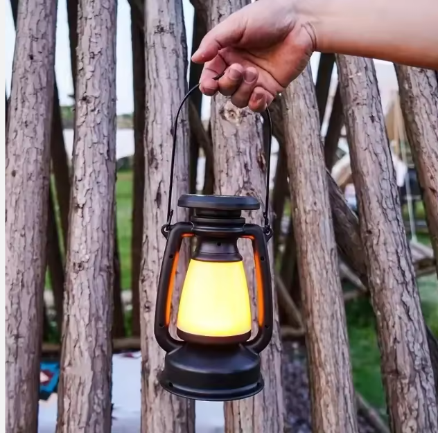 فانوس LED كلاسيكي قابل للشحن – مثالي للتخييم والديكور