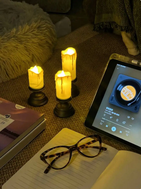 شموع مضيئة واقعية بتصميم ذهبي – مثالية للديكور والمناسبات