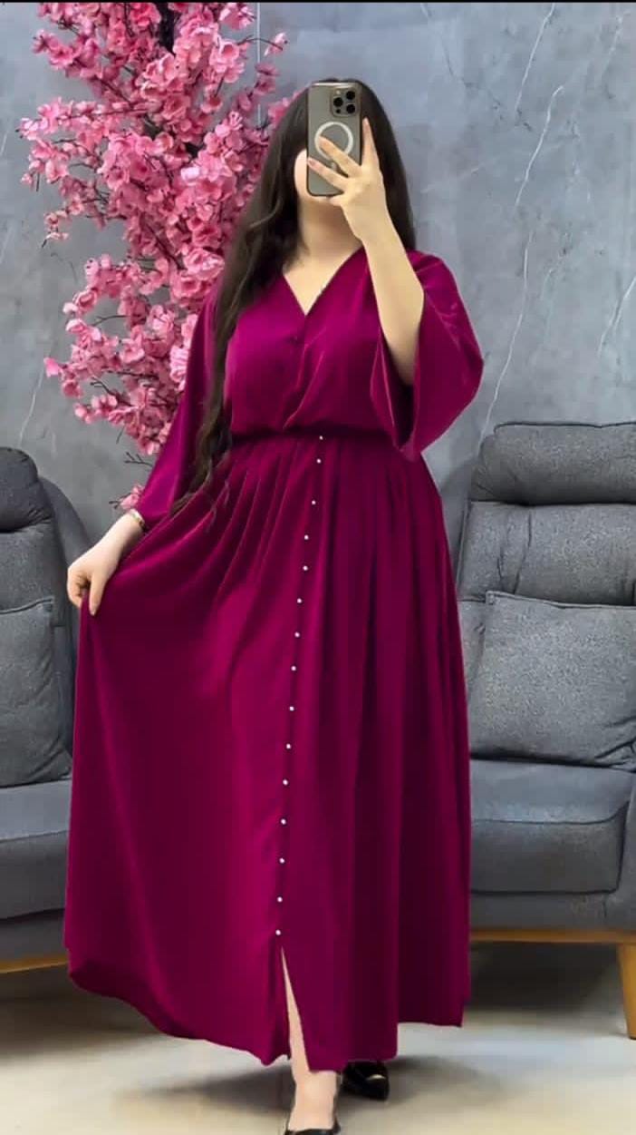 Robe royale élégante – Au design moderne et à la couleur fuchsia prestigieuse