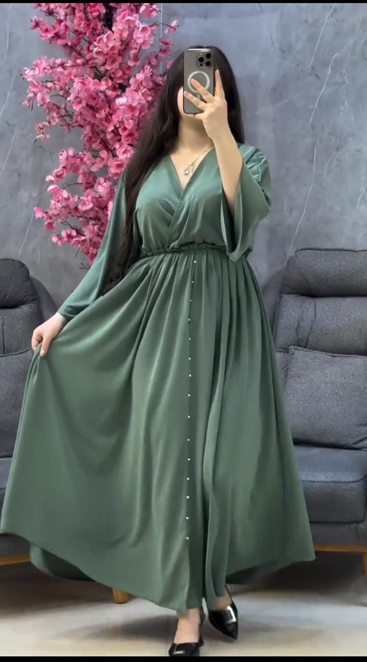 Robe en satin vert raffinée – Élégance royale avec une touche moderne