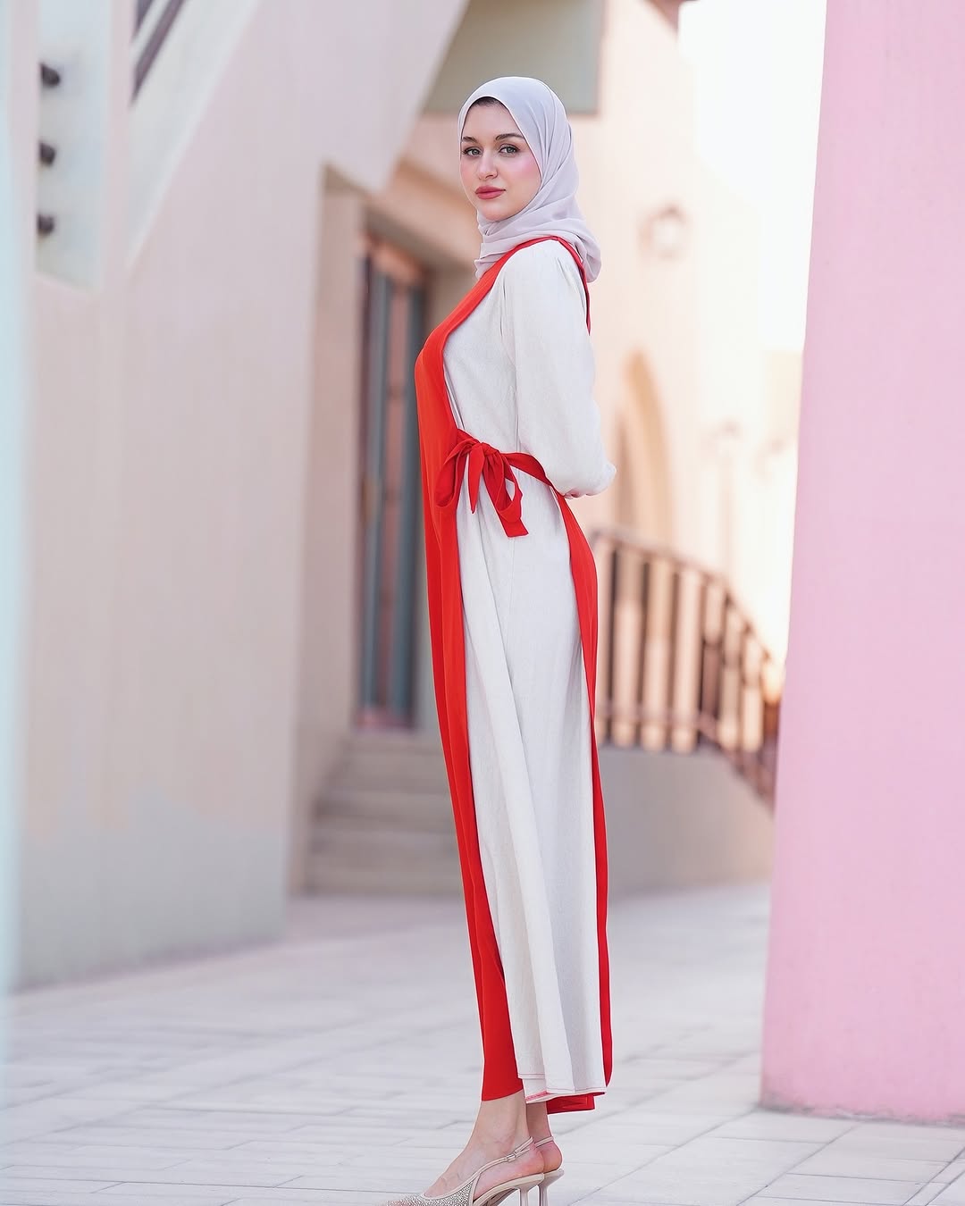 Robe Bicolore Moderne – Élégance Rouge & Beige