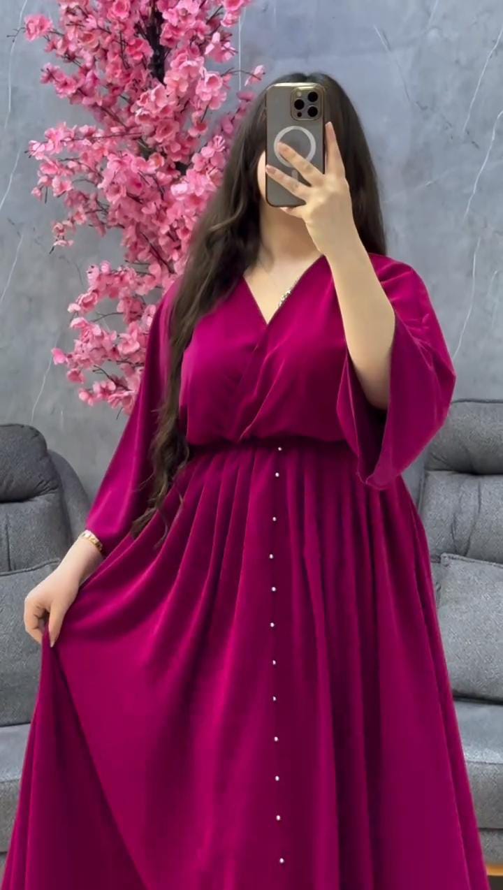 Robe royale élégante – Au design moderne et à la couleur fuchsia prestigieuse