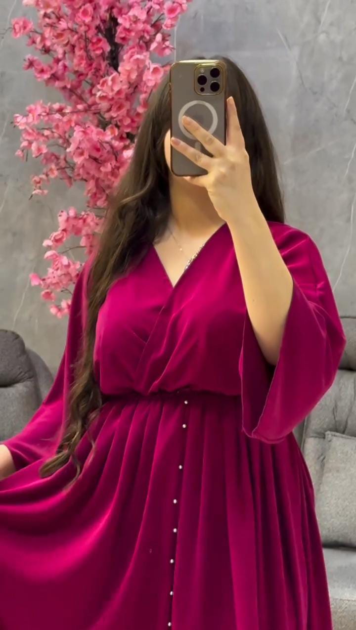 Robe royale élégante – Au design moderne et à la couleur fuchsia prestigieuse
