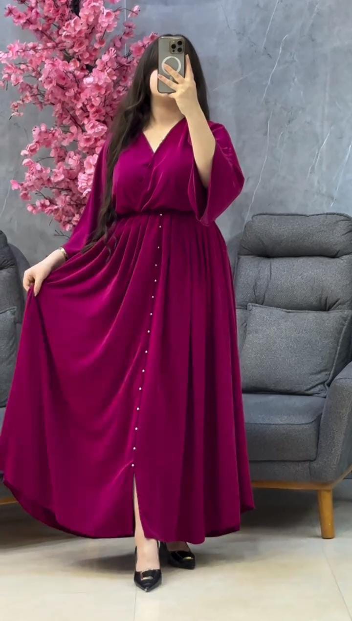Robe royale élégante – Au design moderne et à la couleur fuchsia prestigieuse