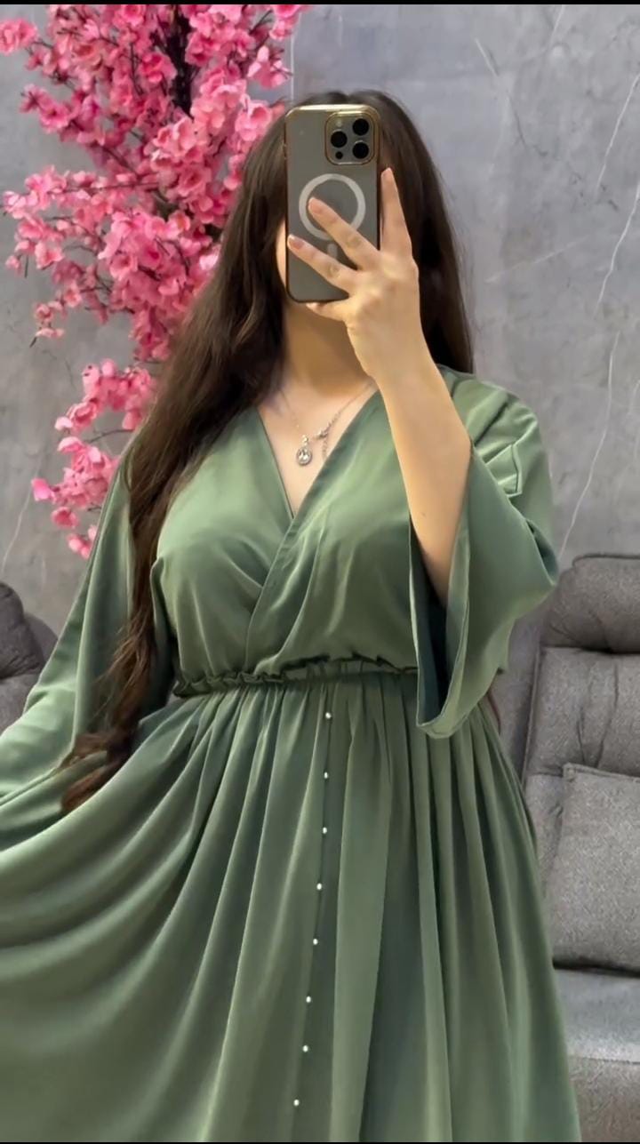 Robe en satin vert raffinée – Élégance royale avec une touche moderne