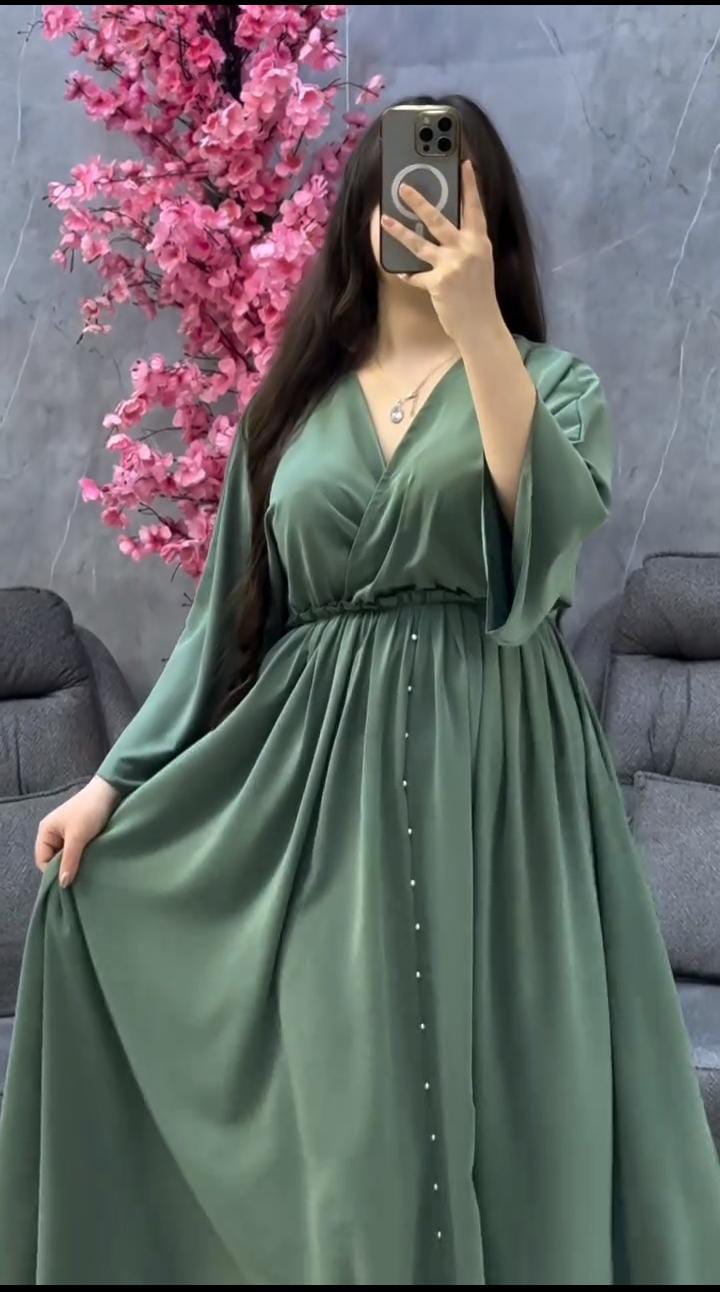 Robe en satin vert raffinée – Élégance royale avec une touche moderne