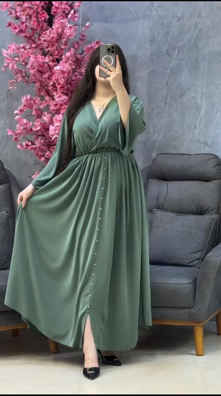 Robe en satin vert raffinée – Élégance royale avec une touche moderne