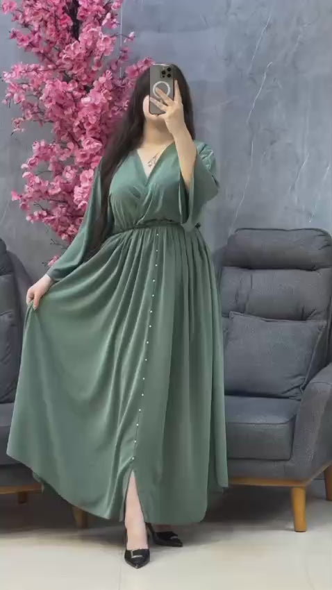 Robe en satin vert raffinée – Élégance royale avec une touche moderne